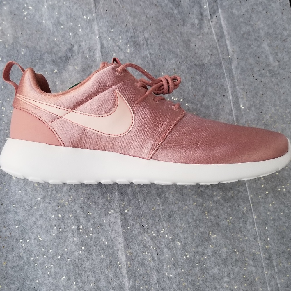 Nike Roshe One Premium - Picture 2 of 4